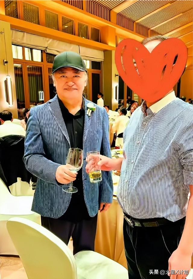 刘欢女儿举行婚礼！桌上摆了茅台，刘欢眼眶红了，新娘打扮掉价