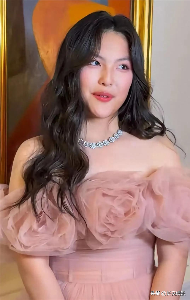 我的天 李湘女儿这哪像16岁 看着像46岁中年女性 而且还越来越男相了