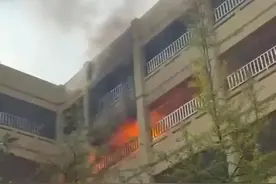重庆一小学教学楼起火，现场爆炸声不断图片