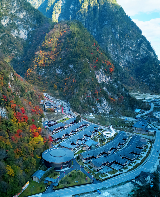 走不出这画了，我已被平武的彩林迷倒！