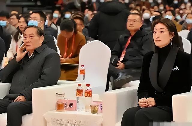 宗馥莉大战杜建英，仅用一招就制服“三弟妹”，难怪王健林看上她
