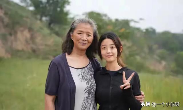 网友偶遇迟蓬老师，本人又漂亮又有气质，不种地之后真白净