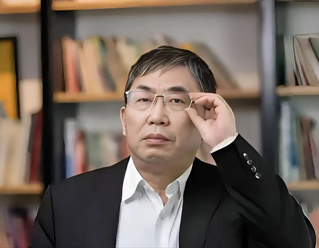 聂卫平葬礼，长子捧遗像，两前任妻子未现身	，现任兰莉娅主持现场