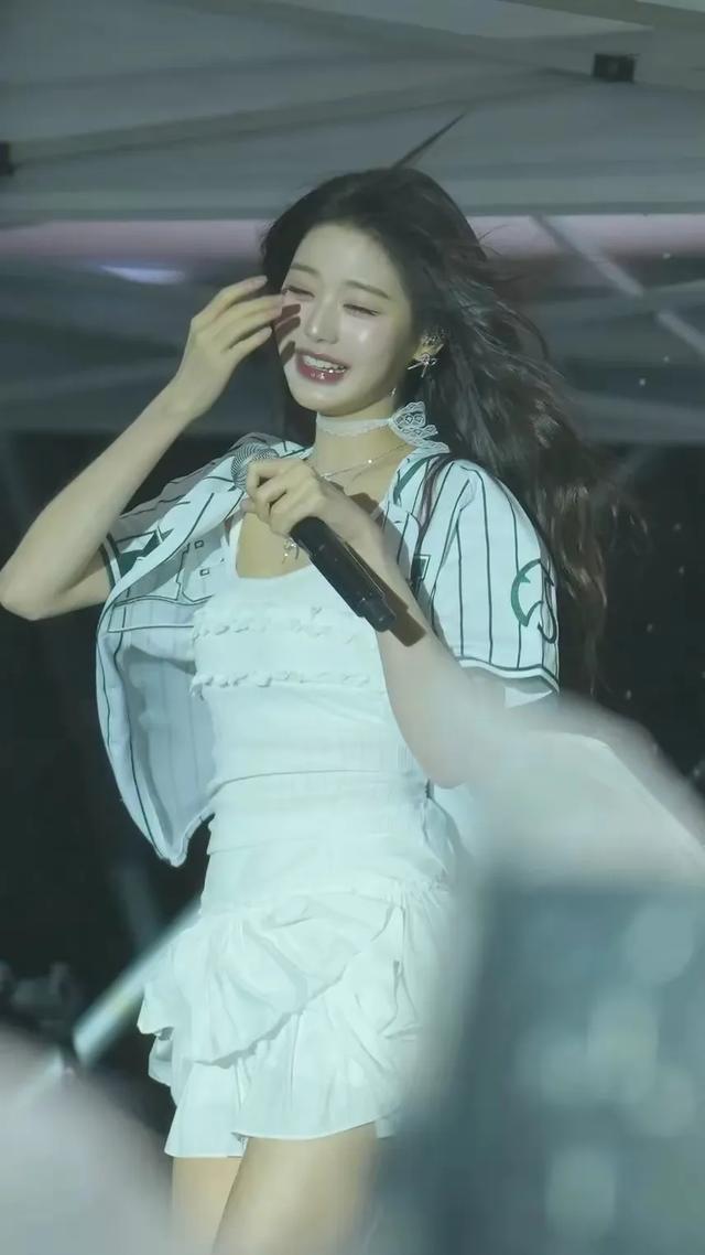 20岁的张元英这蕾丝肚兜和颈环越来越有人妻熟妇感了！还肥了不少