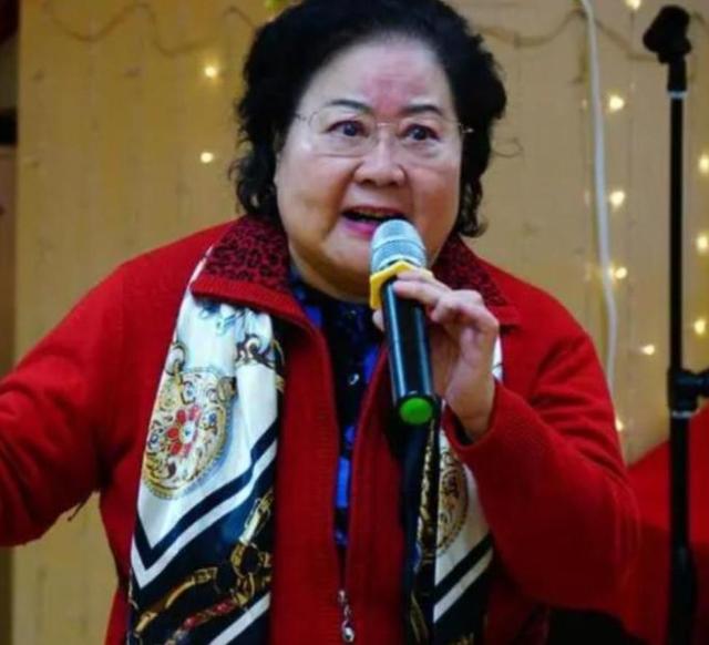 吃里爬外，永不回国？她带领30名演员选择留美，如今年过花甲归来