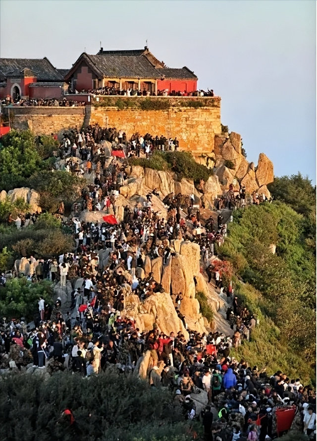 老人为何非要爬泰山？看见“石敢当”和封禅台，才懂这不是普通山