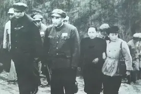49年开国大典，她扶宋庆龄登上天安门城楼，要离开时被周总理叫住图片