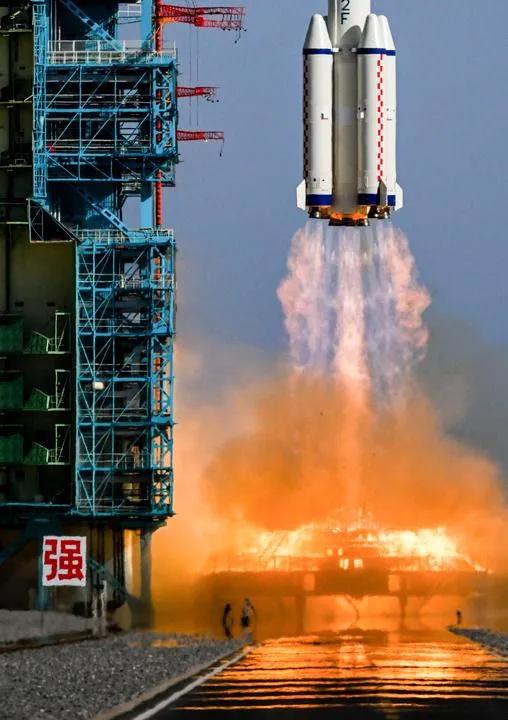 神舟二十号载人飞船,疑遭空间微小碎片撞击!专家:确保万无一失后,就会带航天员回家