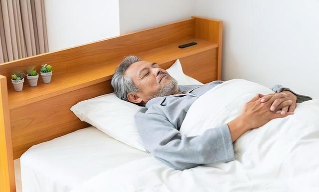 男人每天做深蹲，刺激雄激素分泌？提醒：3个好处，男性需看得见