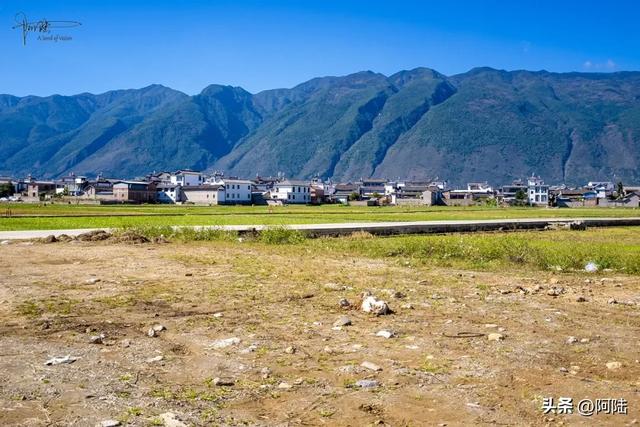 洱海边惊现一堆破船,锈迹斑斑却野趣盎然,已经被我轻松登顶拿捏