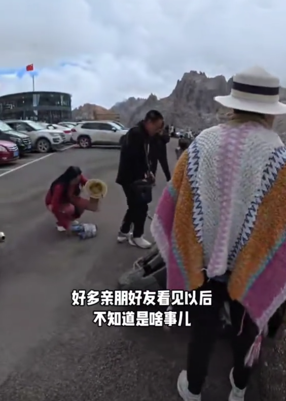 大妈旅行弄坏别人摩托车，不愿赔钱，车主太倒霉