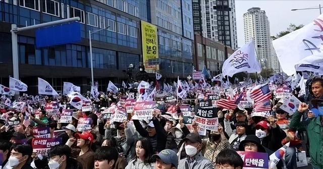 中国驻韩大使馆被砸，韩国警察冷眼旁观，李在明为何选择“沉默”