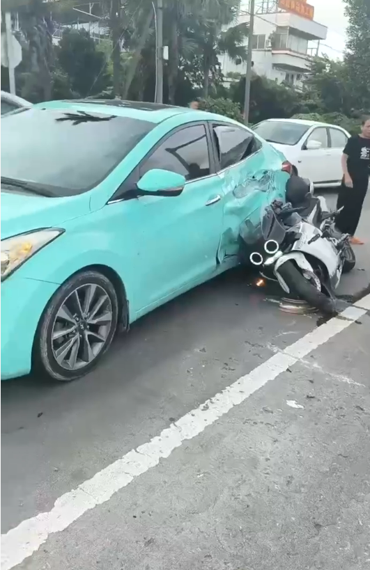 摩托疑死亡摇摆撞上花坛 驾驶员身亡