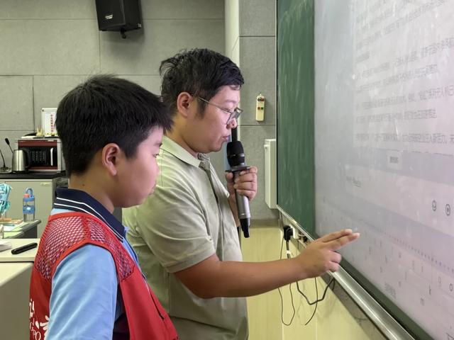 厦门市演武小学科学小记者团率先开展“知识就是力量科普增值服务AI智能体平台”应用培训