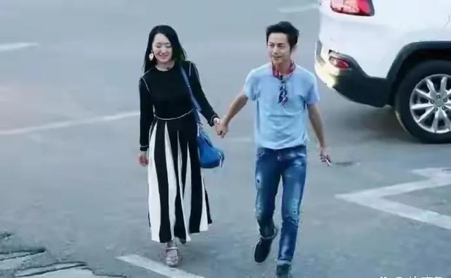 何炅和杨钰莹街头牵手 画面温馨 何炅年事已高 杨钰莹依然美丽动人