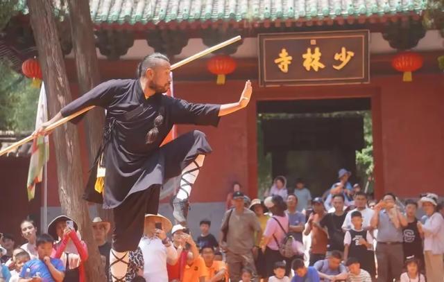 完蛋了！少林寺变天，30位僧人集体出走，新方丈新政震动千年古刹