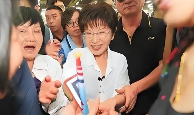 台胞参加九三阅兵，前脚刚落地北京，马上就送给赖清德一句话