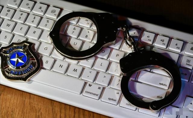 一个都跑不掉！华为600万年薪高管，带13人偷芯片，如今下场解气