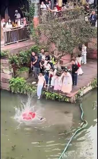 女游客景区落水后续！白衣小伙下水施救，令人恶心的一幕发生。