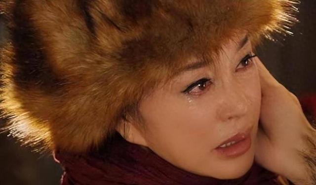 钱再多有什么用？75岁刘晓庆近况曝光，上节目意外摔倒、反应迟缓