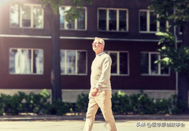 每天走路一万步错了？医生告诫：过了60岁，走路要尽量做到这4点