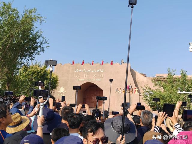 喀什古城，这座纵横交错彩色的街巷里，藏着西域古国的印迹