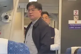 行政夹克男高铁发飙：谁给你的底气嚣张？网友炸锅图片