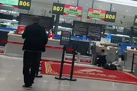 母子错过航班坐地哭喊耽误“考公” 机场回应：未在起飞40分钟之前值机 律师：若背上违法记录不利于考公图片