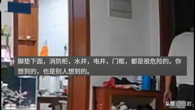 女子在家里的沙发上躺着，房门突然被一个陌生老头打开，咋回事?