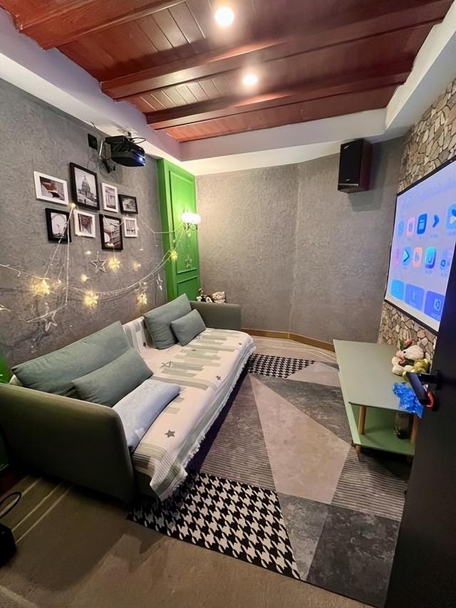 499隔衣服摸胸！私人影院暗藏涉黄：299元起步撕丝袜，还有更过火