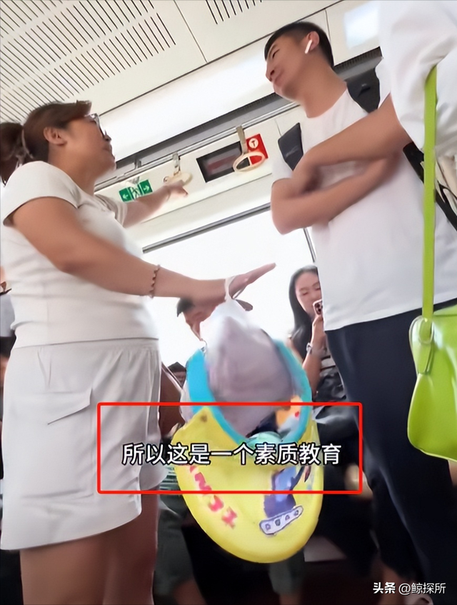 反华势力出现？女子大闹北京地铁，逮着谁骂谁，叫嚣中国不如美国