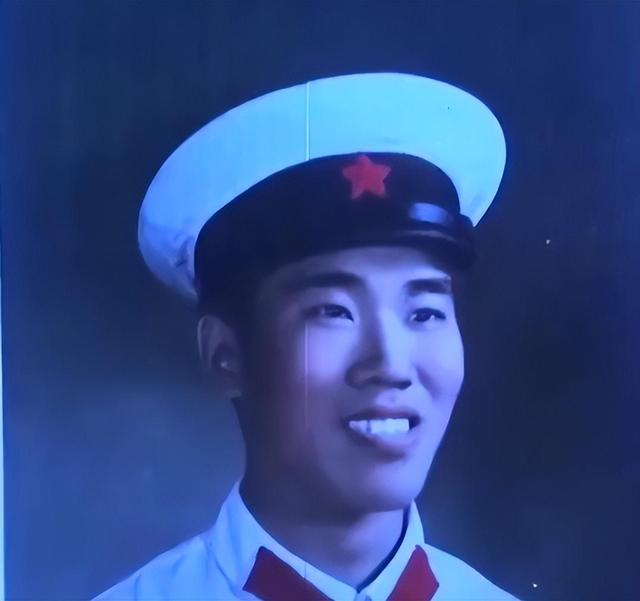 他因嘴歪演了半辈子坏人，令人想不到的是，他女儿是我们熟悉的她