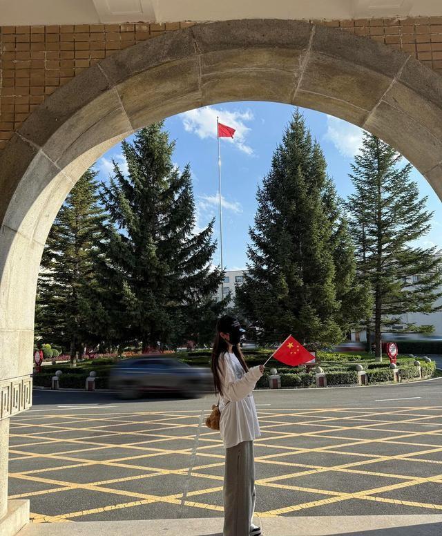 杨幂去延吉旅行，她站在玉米地里拍照，她还去了抗日博物馆！