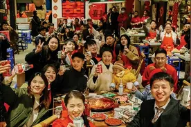 火锅店婚礼、“谷子”大聚会 “Z世代”掀起个性新“婚尚”图片