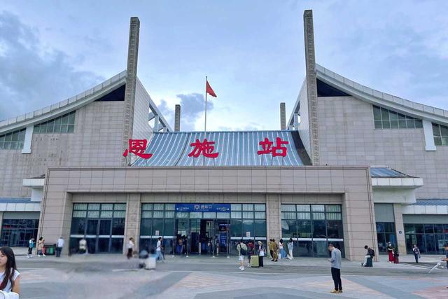 我国有甘孜藏族自治州、恩施土家族苗族自治州等30个自治州