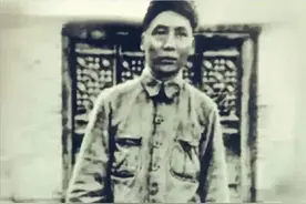这才是抗战时期毛主席的真实相貌，美国人拍摄，衣服破旧令人动容图片