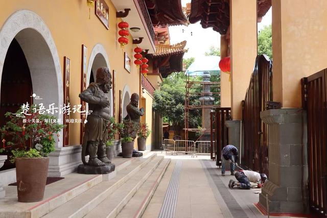 浙江绍兴曹娥江畔的古寺，黄墙黄瓦掩映在青山之间，幽静而美丽