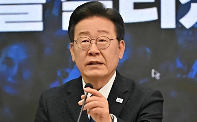 首位拒绝出席中国阅兵的总统浮出水面，此举虽让人意外，却又在情理之中