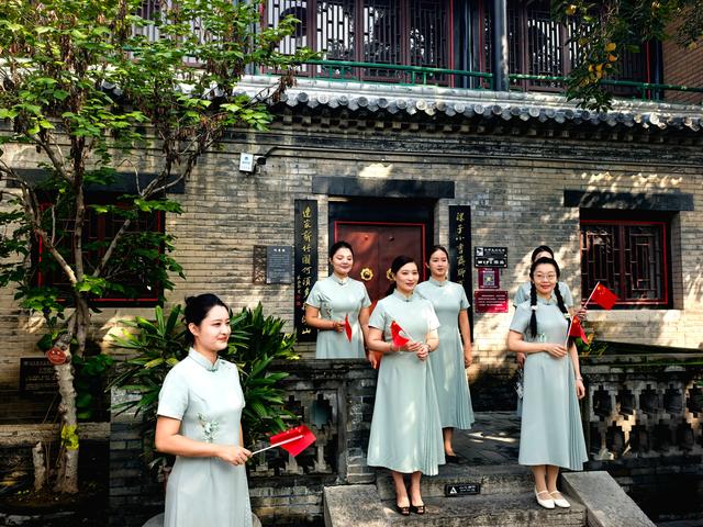 红旗漫卷映朱栏——当潍坊古典美邂逅“国庆红”……