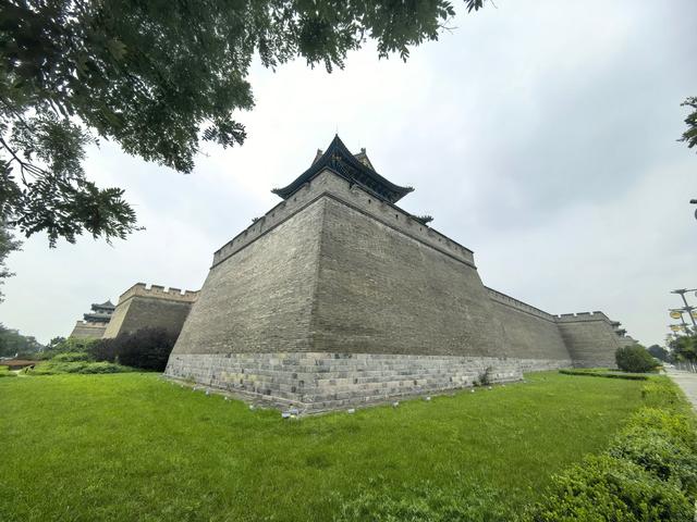 晋北的忻州古城很大，游客非常多，是我所见古城中最热闹古城景区