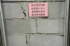 电梯夹层有多恐怖？网友：幸好没走出电梯外，要不然进不去电梯了图片