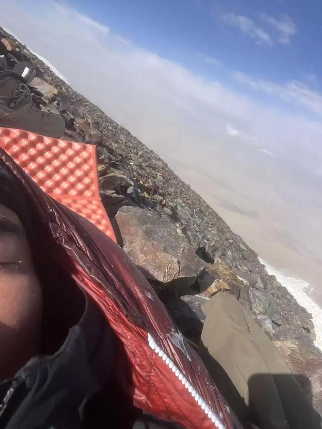 一登山者独登慕士塔格峰遭遇惊心经历：两次坠崖捡回一条命，脚趾冻伤至今呈黑色