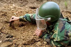 排雷英雄杜富国，失去2眼2手，妻不离不弃，今添2喜，网友沸腾图片