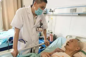 1年上千次！67岁男子癌症晚期，老伴泪流满面：他就是戒不掉图片