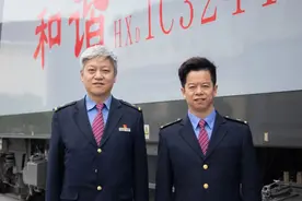 同单位同车间的亲兄弟，在同一条铁路开火车！图片