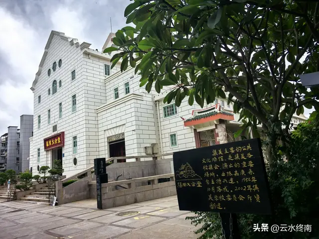 我看到以国家的名义纪念一个人！在一个从小学中学上到大学的村子