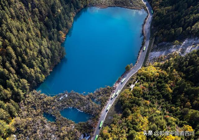 四川阿坝：金秋九寨美如画