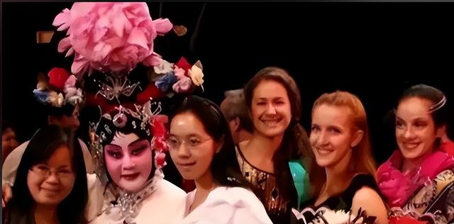 吃里爬外，永不回国？她带领30名演员选择留美，如今年过花甲归来