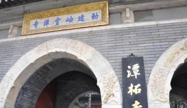 中国有一古寺，庙不大，却有武警24小时站岗，它有何特殊之处？