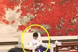 笑喷了！全红婵被领导接待，全程不自在，我一个跳水的让我来干啥图片